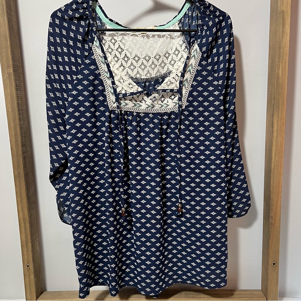 NWOT Light Flowy Aztec Abstract Print Tunic Blouse 3/4 Sleeve Lace Neckline - Picture 5 of 9